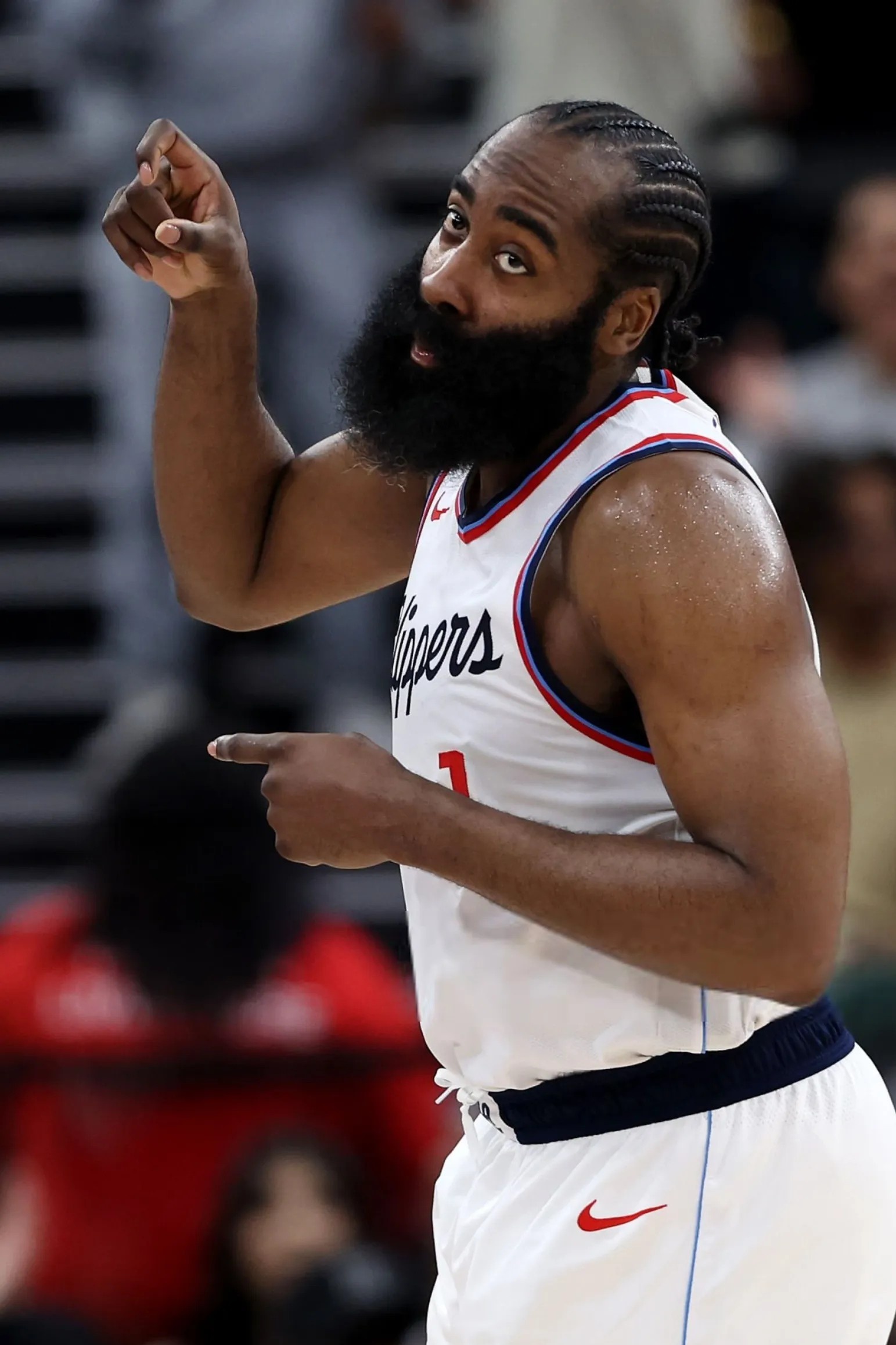 哈登重返赛场，持续失利首场状态出色，快船观众沸腾！